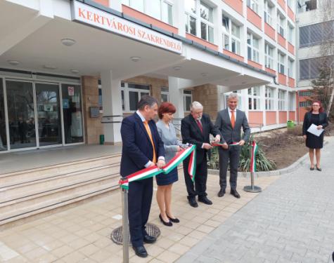 szakrendelő átadó szalagátvagas