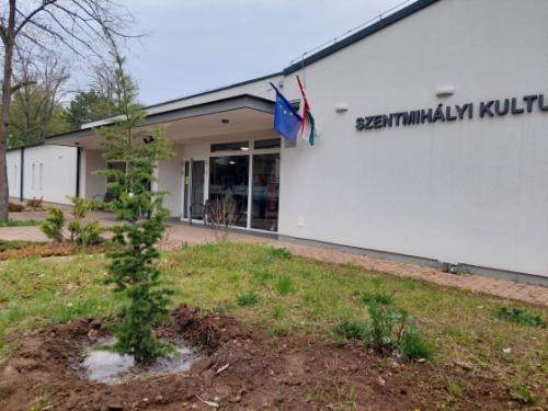 Fát is ültettek a Szentmihályi Kulturális Központ udvarára a Föld napja alkalmából