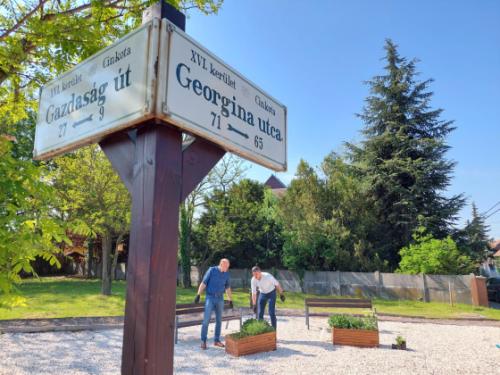 Szász József alpolgármester és Bácsi Gergely a Kerületgazda Szolgáltató műszaki vezetője zöldterületet gondoz a Georgina utca – Gazdaság út sarkán lévő egykori cinkotai zsidótemetőben