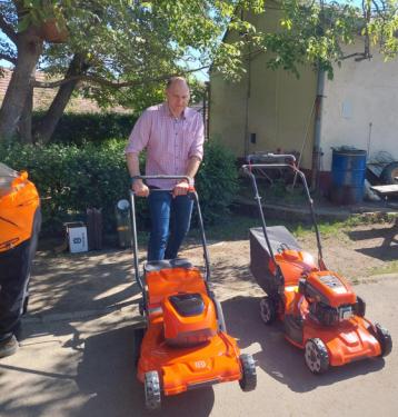 Szász József alpolgármester a kerület gazdák egyik új fűnyírója mellett