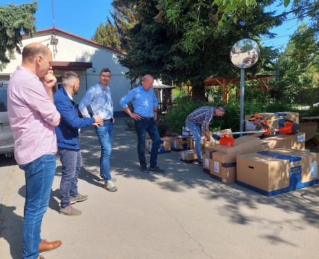 Szász József, Csillik Kristóf és Bácsi Gergely átveszi a kerület gazdák új eszközeit, frissen a dobozól