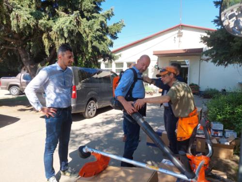 Csillik Kristóf és Bácsi Gergely közelebbről szemléli az új eszközöket