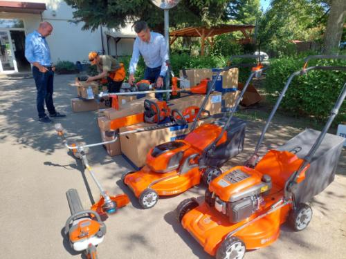 Csillik Kristóf és Bácsi Gergely közelebbről szemléli az új eszközöket