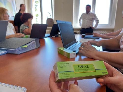 Az EpiPen junior injekció doboza az egyik intézményvezető kezében