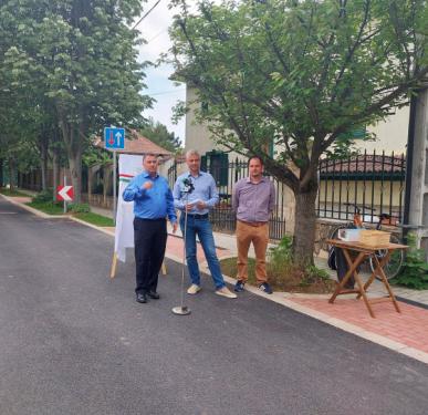 Kovács Péter polgármester, Szatmáry Kristóf országgyűlési képviselő és Vass Pál képviselő átadják a megújult Blaha Lujza utcát