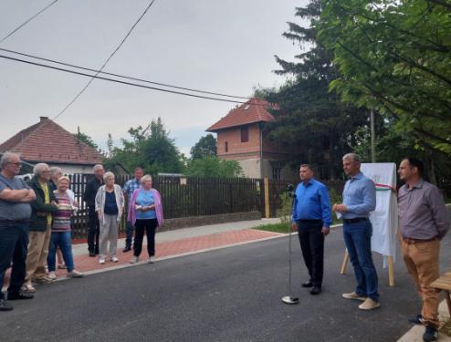 Kovács Péter polgármester, Szatmáry Kristóf országgyűlési képviselő és Vass Pál képviselő átadják a megújult Blaha Lujza utcát