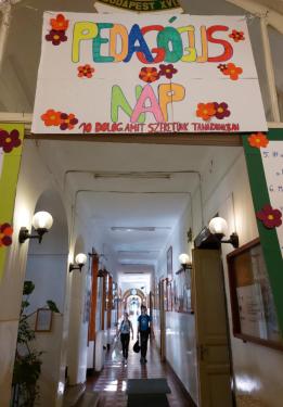 Szerb Antal Gimnázium pedagógus nap alkalmából díszített bejárata