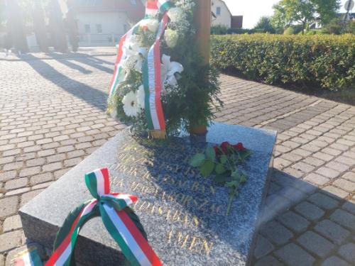 A XVI. kerületi Önkormányzat koszorúja a Trianon-emlékműnél