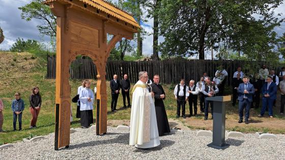 Ünnepélyes megáldása a Csíkszentmihályon felállított székelykapunak