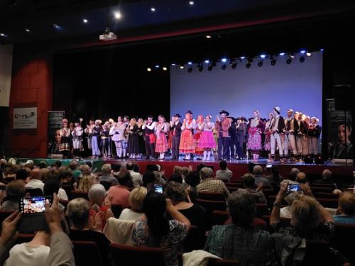 A nemzetközi néptánc seregszemle részvevői az Erzsébetligeti Színház színpadán