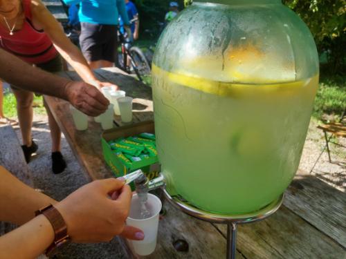 Limonádé és csoki a bringásoknak