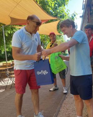 Szász József alpolgármester és Fábri István csömöri polgármester ajándékot cserél