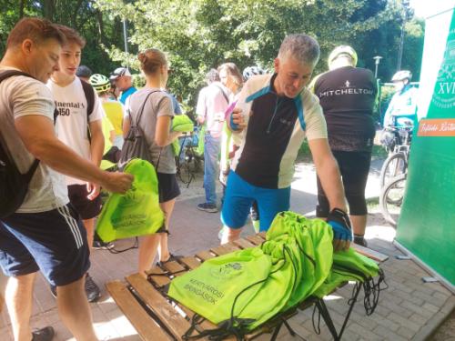 Kistérségi kerékpáros körtúra bringásai az önkormányzatunk ajándékcsomagjai mellett