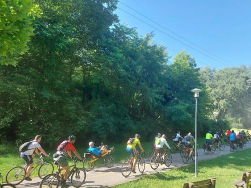 Kistérségi kerékpáros körtúra bringásai úton a következő állomásra
