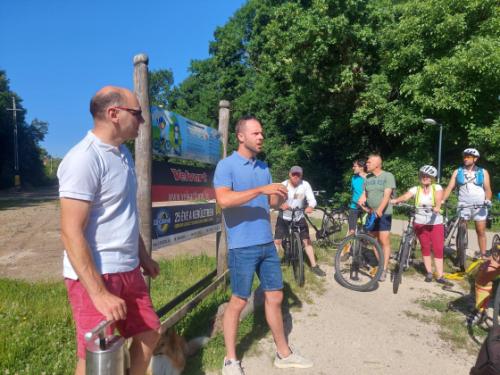 Szász József alpolgármester és Pichler Róbert mesélnek a leendő pumpapálya terveiről