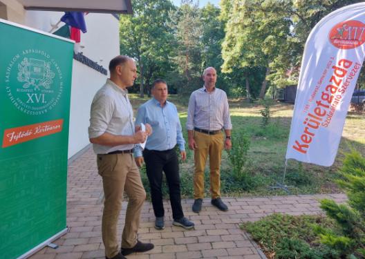 Kovács Péter polgármester, Szász József alpolgármester és Csillik Kristóf, a Kerületgazda vezetője megnyitja a tábort