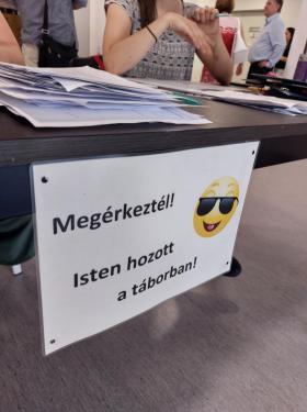 A napköziseket köszöntő tábla