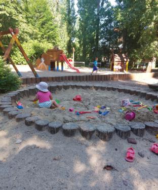 Segesvár utcai játszótér homokozója