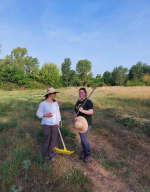 Önkormányzat lelkes munkatársai kaszálnak