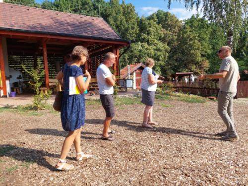 Szász József alpolgármester kalauzolja a Virágos Magyarország környezetszépítő verseny szakembereit a tanyaudvarban