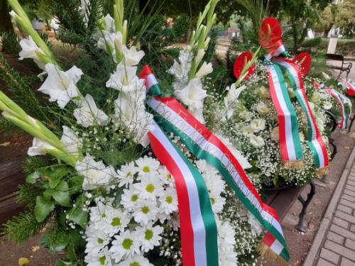 Koszorúk a Pálfi téri megemlékezésnél