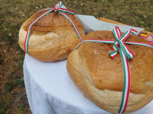 Hernád Sándor diakónus által megszentelt újkenyeret