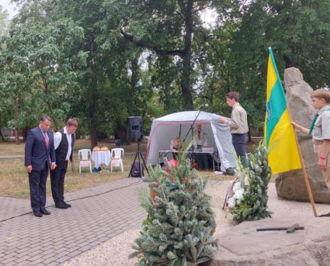 Kovács Péter polgármester és Székely Lóránt, testvértelepülésünk, Csíkszentmihály polgármestere koszorúznak