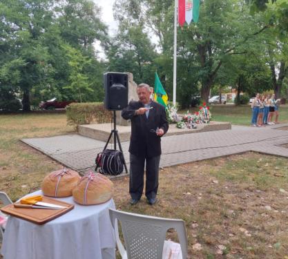 Hernád Sándor diakónus megszenteli a kenyeret