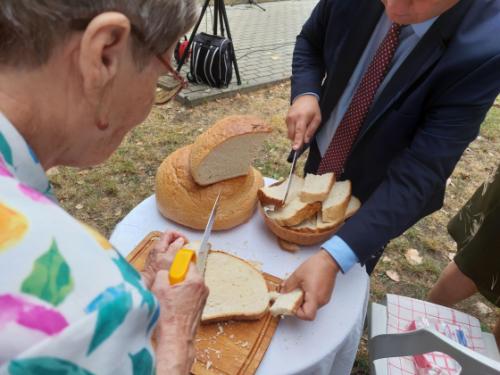 Kenyér kóstoltás a Pálfi téren