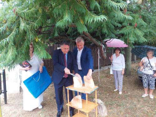 Kovács Péter polgármester és Szatmáry Kristóf országgyűlési képviselő kenyeret szeletel