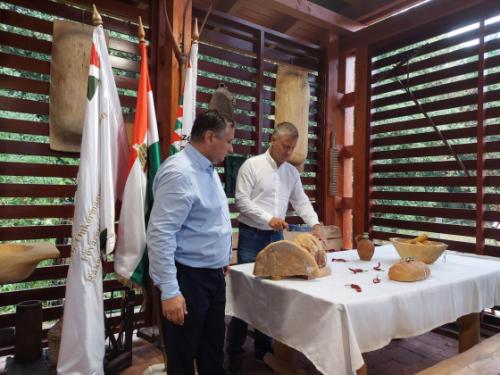 Kovács Péter polgármester és Szatmáry Kristóf országgyűlési képviselő felszeletelik a friss kenyeret