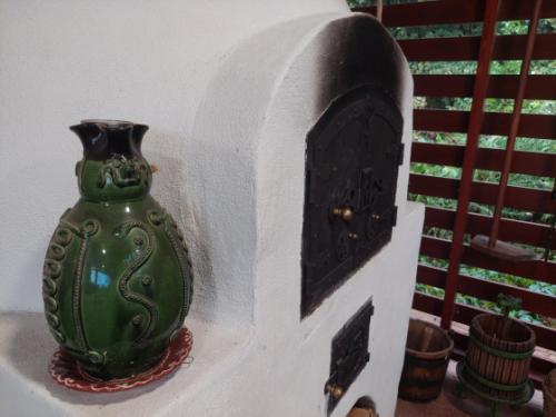 kemence a kertvárosi tanyaudvarban