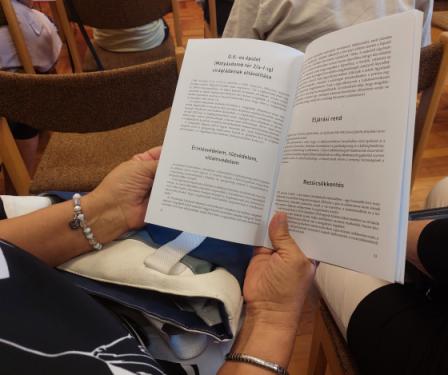 Az érdeklődők lapozzák a Kertvárosi Helytörténeti Füzetek 56. számaként megjelenő kötetét