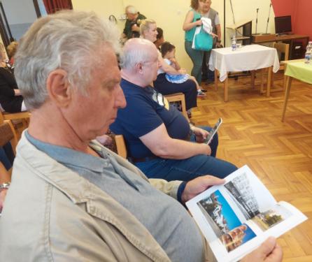 Az érdeklődők lapozzák a Kertvárosi Helytörténeti Füzetek 56. számaként megjelenő kötetét