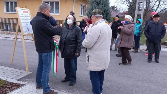 Szatmáry Kristóf országgyűlési képviselő beszélget az utca lakóival