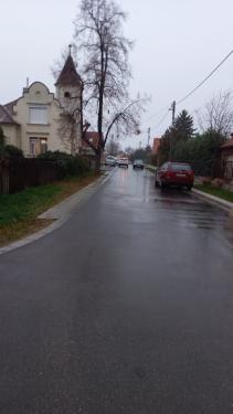 Tervező utca esőben