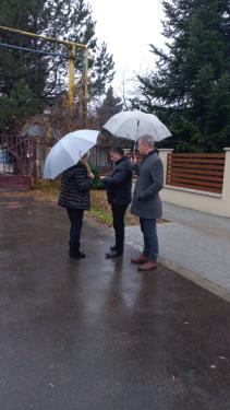 Kovács Péter polgármester és Szatmáry Kristóf országgyűlési képviselő beszélget egy lakóval