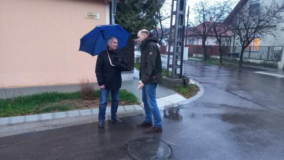 Szász József alpolgármester beszélget egy lakossal