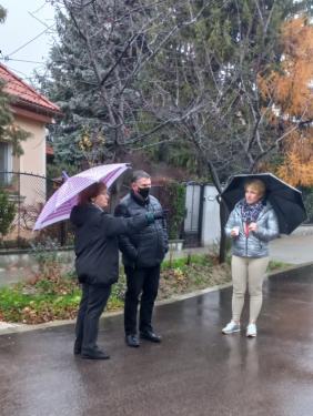 Kovács Péter polgármester beszélget a lakosokkal