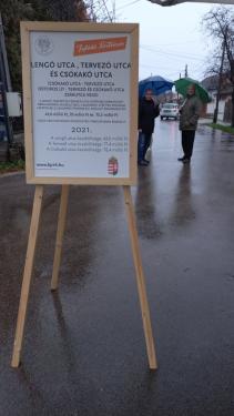 Lengő, Tervező és Csókakő utca átadó tábla