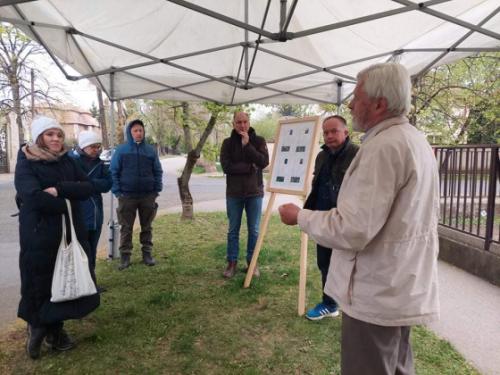 dr. Debreczy Zsolt, a Nemzetközi Dendrológiai Alapítvány atyja, Ádám Attila főkertész valamint Szász József alpolgármester előadást tart a Föld napján