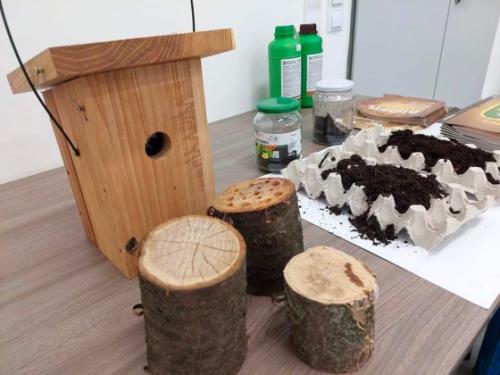 Különböző eszközöket, így komposztmintákat is megismerhettek a programra ellátogatók