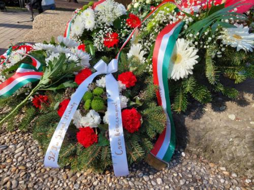koszorú a Pálfi János téren