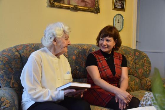 Szabó Béláné köszöntése 90. születésnapja alkalmából.