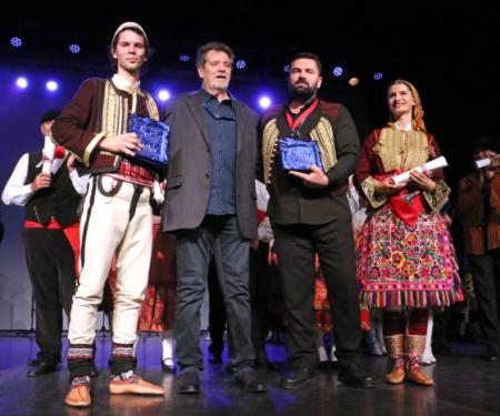 Az Arany Lánchíd-díjban részesült észak-macedón táncegyüttes Mucsi Jánossal, a Duna Karnevál megálmodójával
