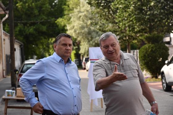 Kovács Péter polgármester beszélget egy helyi lakóval