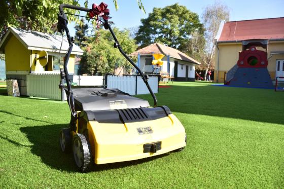 A műfű karbantartására alkalmas eszköz