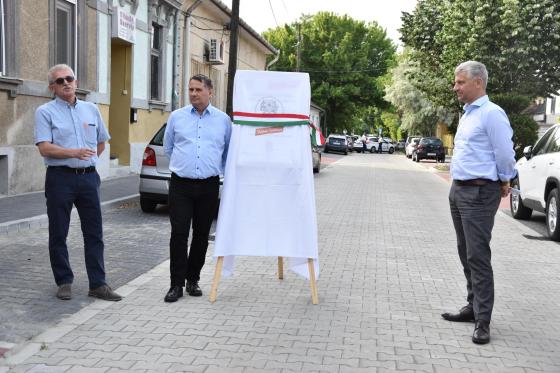 Szatmáry László képviselő, Kovács Péter polgármester és Szatmáry Kristóf országgyülési átadják a megújult Köztársaság útját