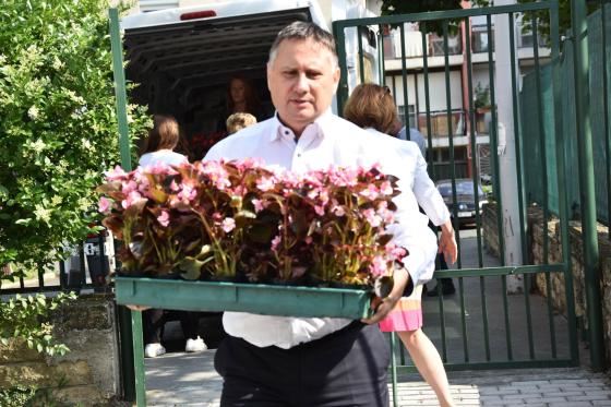 Kovács Péter polgármester virágokat visz