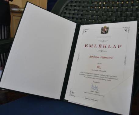 A 90 éves Ilona néni köszöntése.